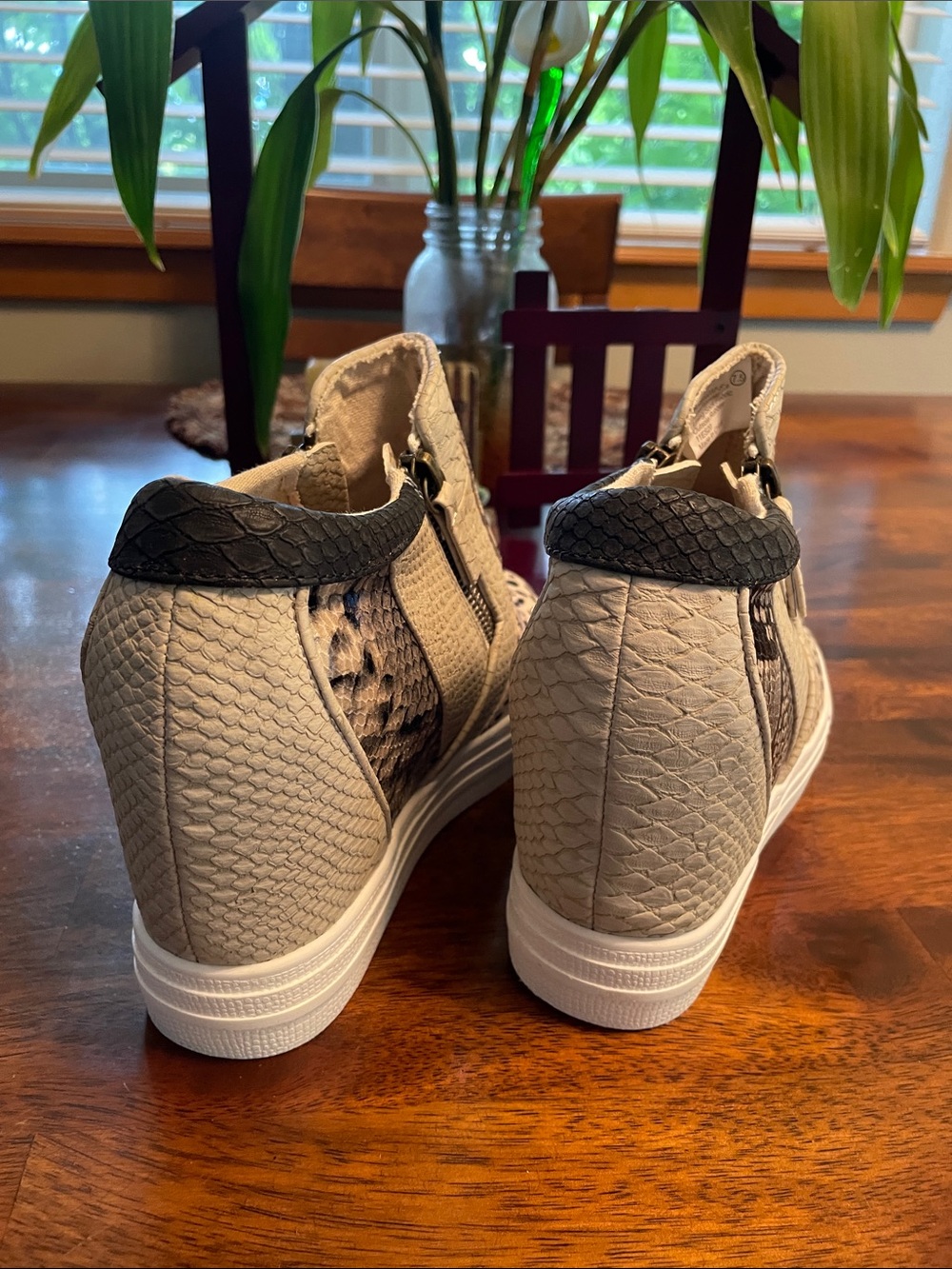 NOT RATED Tinaya Hidden Sneaker Wedge Women’s 7.5 EUR 38.5 Off White Brown Black - Picture 4 of 8
